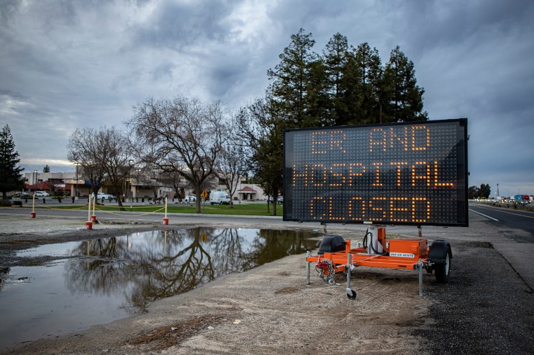 A road sign announcing the closure of the Emergency Room and Madera Community Hospital outside the main entrance on Jan. 2, 2023. Photo by Larry Valenzuela, CalMatters/CatchLight Local