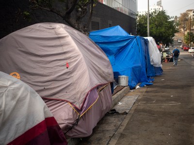 Tents line the curb at a homeless encampment in the Rampart Village neighborhood of Los Angeles on Nov. 17, 2021. Photo by Miguel Gutierrez Jr./CalMatters