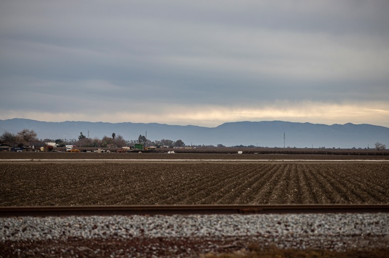 Farmland just outside of Firebaugh on the outskirts of Madera County on Jan. 7, 2023. Photo by Larry Valenzuela, CalMatters/CatchLight Local