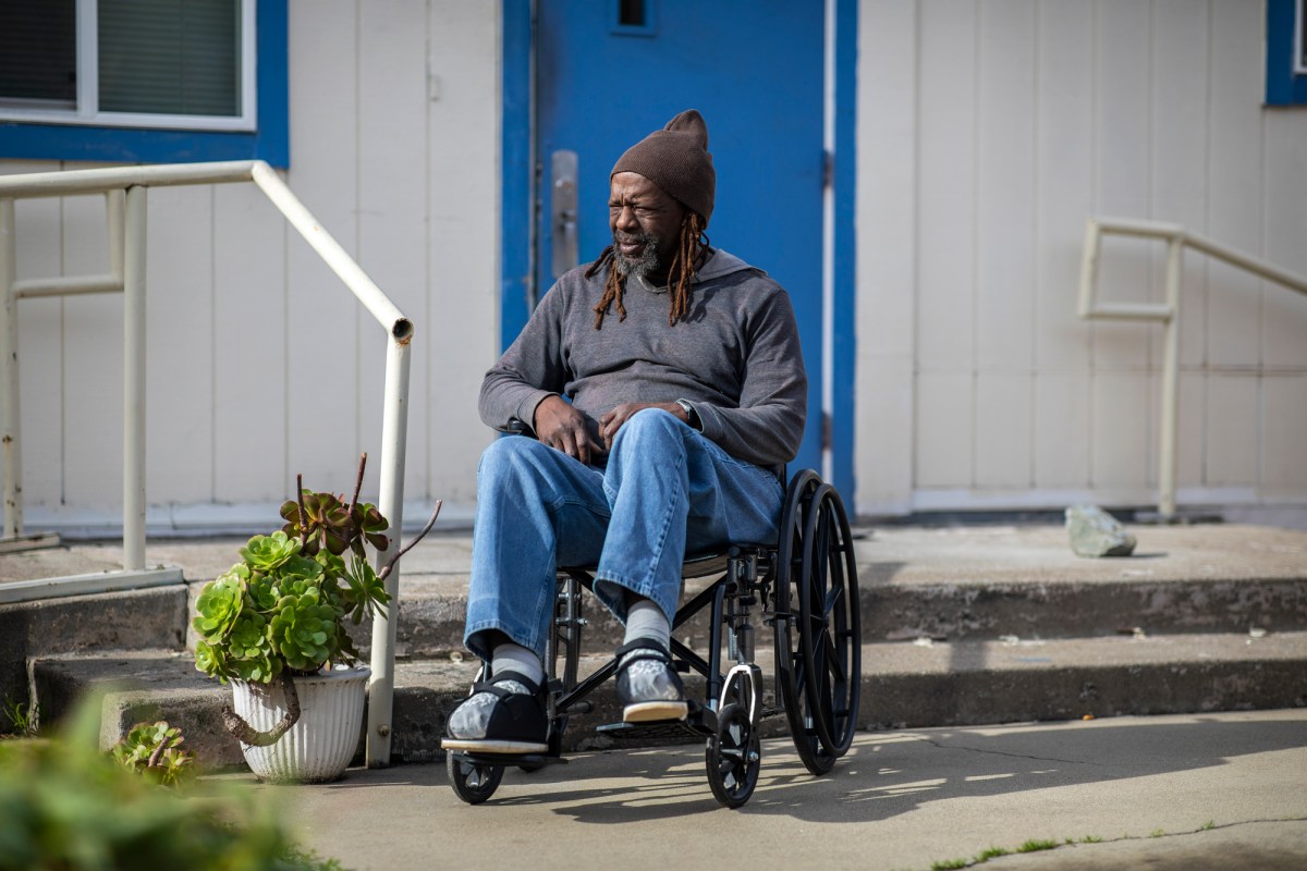 Elbert Lee Jones Jr. outside the Close to Home St. Mary's Center transitional housing in West Oakland on Jan. 12, 2023. Photo by Martin do Nascimento, CalMatters