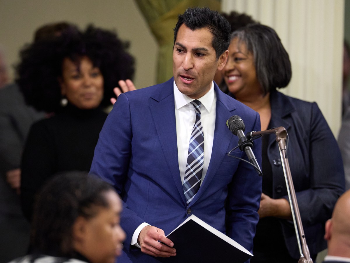 California lawmakers face a ballooning budget deficit