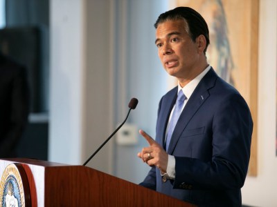 Rob Bonta, en las audiencias de confirmación para ser el próximo fiscal general de California, expuso sus prioridades para responsabilizar a la policía. Foto de Anne Wernikoff, CalMatters