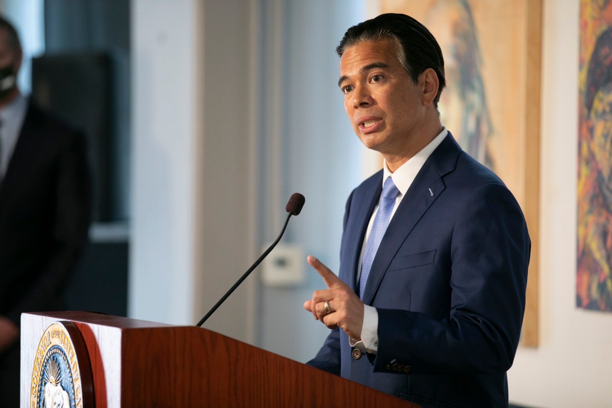 Rob Bonta, en las audiencias de confirmación para ser el próximo fiscal general de California, expuso sus prioridades para responsabilizar a la policía. Foto de Anne Wernikoff, CalMatters