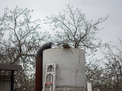 An ag well pumps water into Jacky Lowe’s walnut orchard in Hanford on April 4, 2024. In the last ten years, Lowe had to lower one ag well, drill another, and replace two domestic wells on her land. Photo by Larry Valenzuela, CalMatters/CatchLight Local