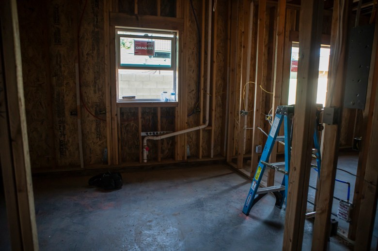 Construction site for an affordable housing apartment complex in Bakersfield on May 29, 2024. Photo by Larry Valenzuela, CalMatters/CatchLight Local