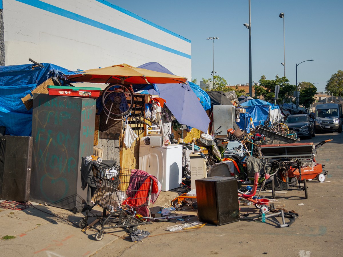 L.A.’s new homeless solution clears camps but struggles to house people