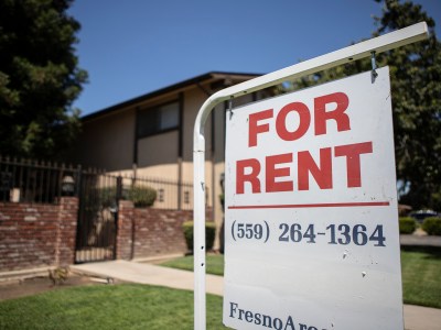 A for-rent sign hanging in front of an apartment complex in Tower District in Fresno on July 27, 2023. Photo by Larry Valenzuela, CalMatters/Catchlight Local Fellow