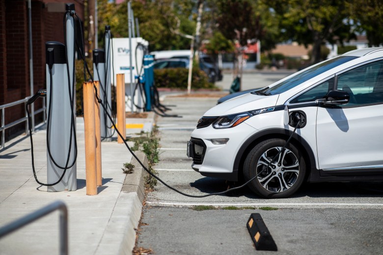 An electric vehicle recharges at an electric vehicle charging station in Milbrae on July 29, 2022. Photo by Martin do Nascimento, CalMatters