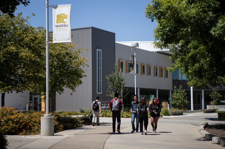 Students walking along the walkway to the Academic Village building 2 at the Madera Community College campus on Aug. 28, 2023. Photo by Larry Valenzuela, CalMatters/CatchLight Local