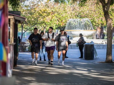 Fresno State students walk through campus on Sept. 27, 2022. Photo by Larry Valenzuela, CalMatters/CatchLight Local