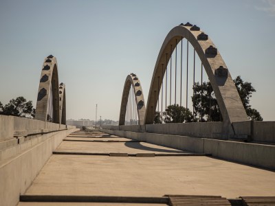 A construction site for a segment of the high speed rail in Fresno on Oct. 20, 2023. Construction has started a 171-mile starter segment connecting Central Valley’s Bakersfield and Merced. Photo by Larry Valenzuela, CalMatters/CatchLight Local