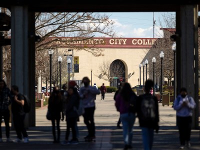 Students walk through campus at Sacramento City College on Feb. 23, 2022. Photo by Miguel Gutierrez Jr., CalMatters