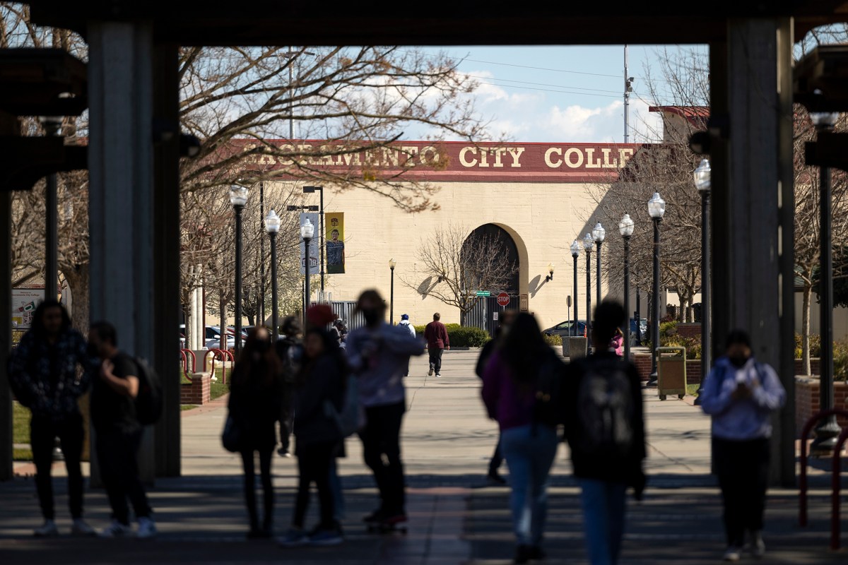 Students walk through campus at Sacramento City College on Feb. 23, 2022. Photo by Miguel Gutierrez Jr., CalMatters